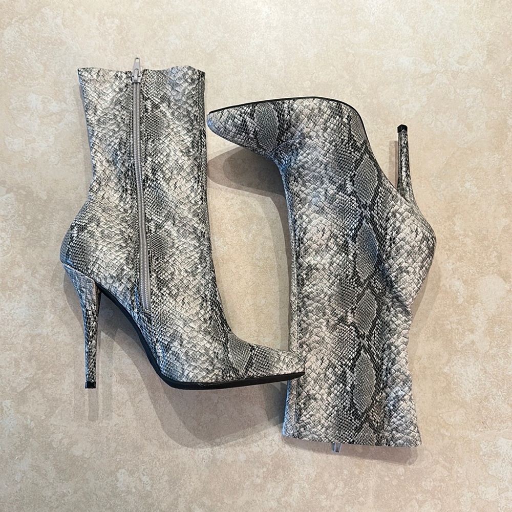 Faux Python Pointed-Toe Stiletto Boots Size 8 🐍 Statement • Chic • Night-Out